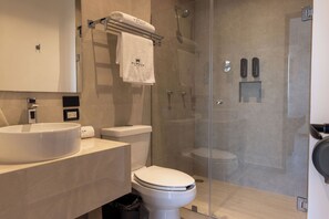 Ducha, artículos de tocador gratuitos, toallas, jabón