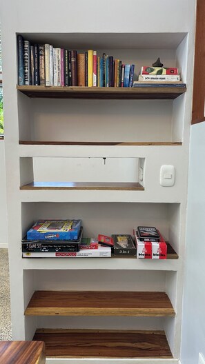 Ein Bücherregal mit verschiedenen Büchern und Gesellschaftsspielen.