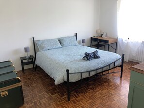 Bügeleisen/Bügelbrett, Internetzugang, Bettwäsche