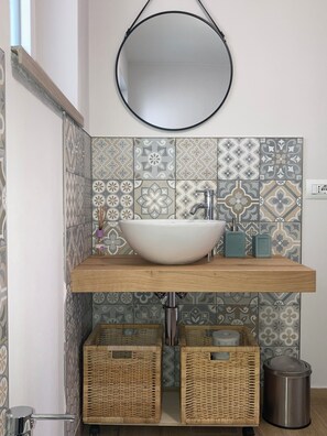 Haartrockner, Bidet, Handtücher, Seife