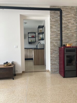 Een microgolfoven, een oven, een kookplaat, een vaatwasser