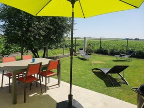 Outdoor dining - Vrbo Property (Médis)