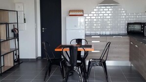 Eine moderne Küche mit Essbereich.