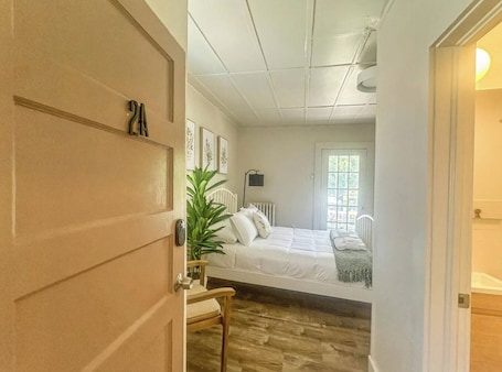 WiFi, bed sheets. Botanical Studio Retreat in the Heart of Woodstock