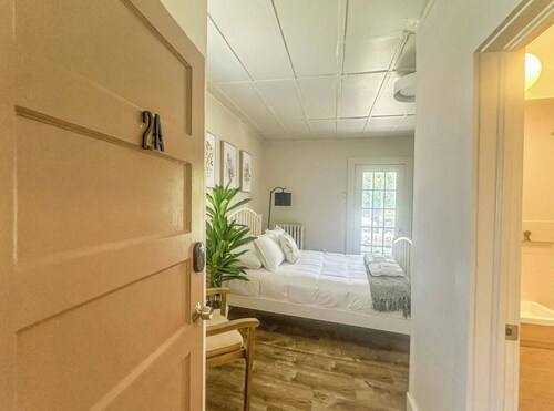 Botanical Studio Retreat in the Heart of Woodstock