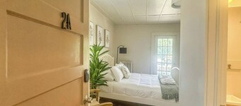 Botanical Studio Retreat in the Heart of Woodstock