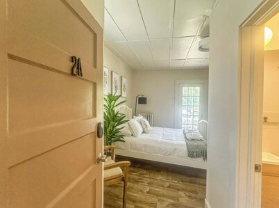 Botanical Studio Retreat in the Heart of Woodstock