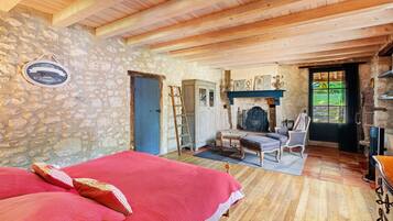 4 habitaciones, tabla de planchar con plancha, wifi y ropa de cama