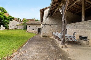 Outdoor dining - Magnificent Villa Le Pech de le Roque in Eymet, Dordogne Périgord Pourpre (Eymet)