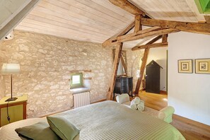 4 habitaciones, tabla de planchar con plancha, wifi y ropa de cama 