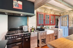 Fridge, microwave, oven, stovetop - Magnificent Villa Le Pech de le Roque in Eymet, Dordogne Périgord Pourpre (Eymet)