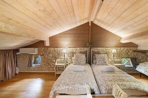 4 bedrooms, iron/ironing board, WiFi, bed sheets