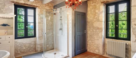 Douche, séchoir à cheveux, serviettes fournies