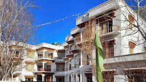 Un edificio a più piani con uno stile architettonico tradizionale, caratterizzato da balconi e un ingresso con cancello.
