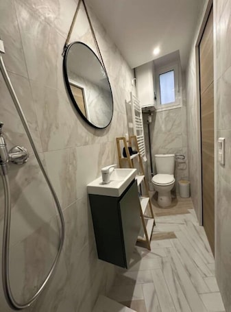 Shower, hair dryer, towels, soap. Self-contained studio near Paris
