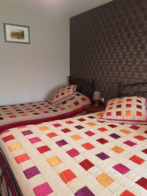 1 bedroom, bed sheets