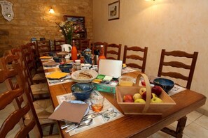 Dining - 🌿 B&B Pigeonnier de Labrot - Dordogne 1km - Sarlat 8km. Table d'hôtes. BEIGE (La Roque-Gageac)