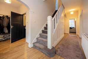 House - Detached House In Prestwich Sleeps 10 With Parking (Manchester)