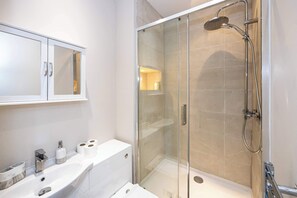 House - Detached House In Prestwich Sleeps 10 With Parking (Manchester)