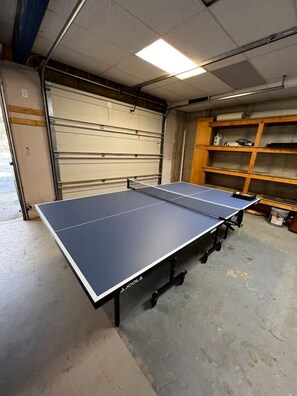 Game room - MOUNTAIN VIEW... AND A CREEK TOO! (Ellijay)