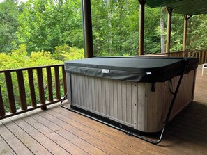 Outdoor spa tub - Entire cabin in Ellijay, Georgia (Ellijay)