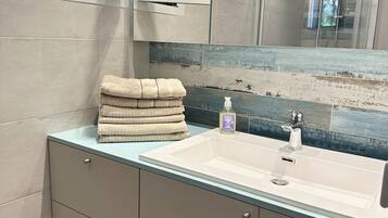 Dusche, Haartrockner, Handtücher, Seife