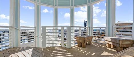 Condo, varias camas (Lost Key 201C) | Restaurante al aire libre