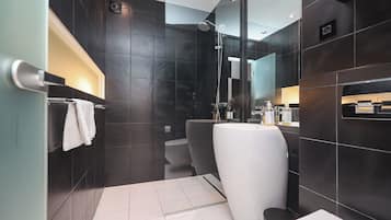 Ducha y bañera combinadas, secador de pelo, toallas y jabón