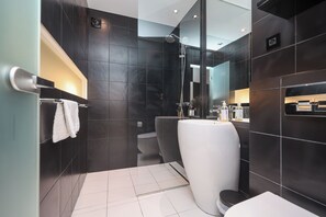 وحدات دش مع أحواض استحمام، مجففات شعر، مناشف، صابون