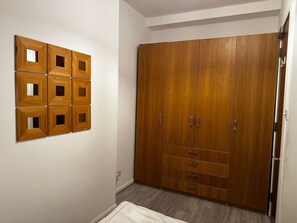 Schreibtisch, Bügeleisen/Bügelbrett, Reisekinderbett, WLAN