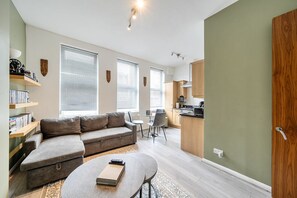 Een televisie en boeken