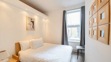 Bureau, fer et planche à repasser, lit parapluie, Wi-Fi