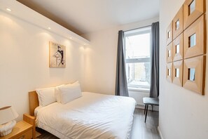 Escriptori, planxa i posts de planxar, un bressol de viatge i wifi 