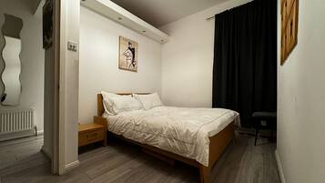 Skrivebord, strykejern/-brett, reiseseng for barn og wi-fi