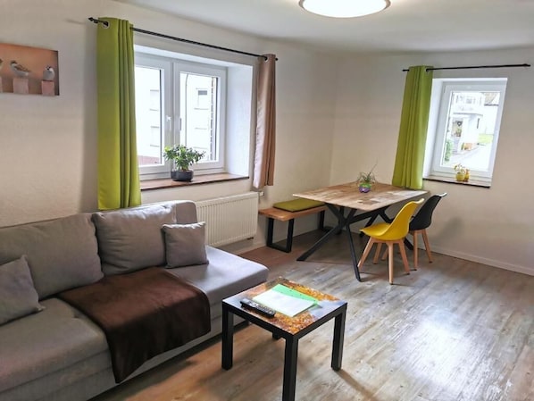 Departamento, vista al jardín | Área de sala de estar