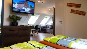Skrivebord, lydisolert og wi-fi (inkludert)
