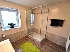 Apartment, Garden View | Bathroom | Hair dryer, towels - Pitlane Apartments by corents (Herresbach)