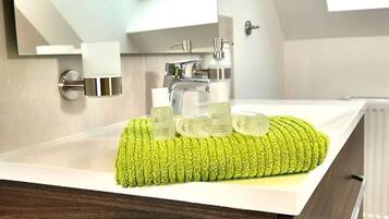 Appartement, uitzicht op tuin | Badkamer | Een haardroger, handdoeken