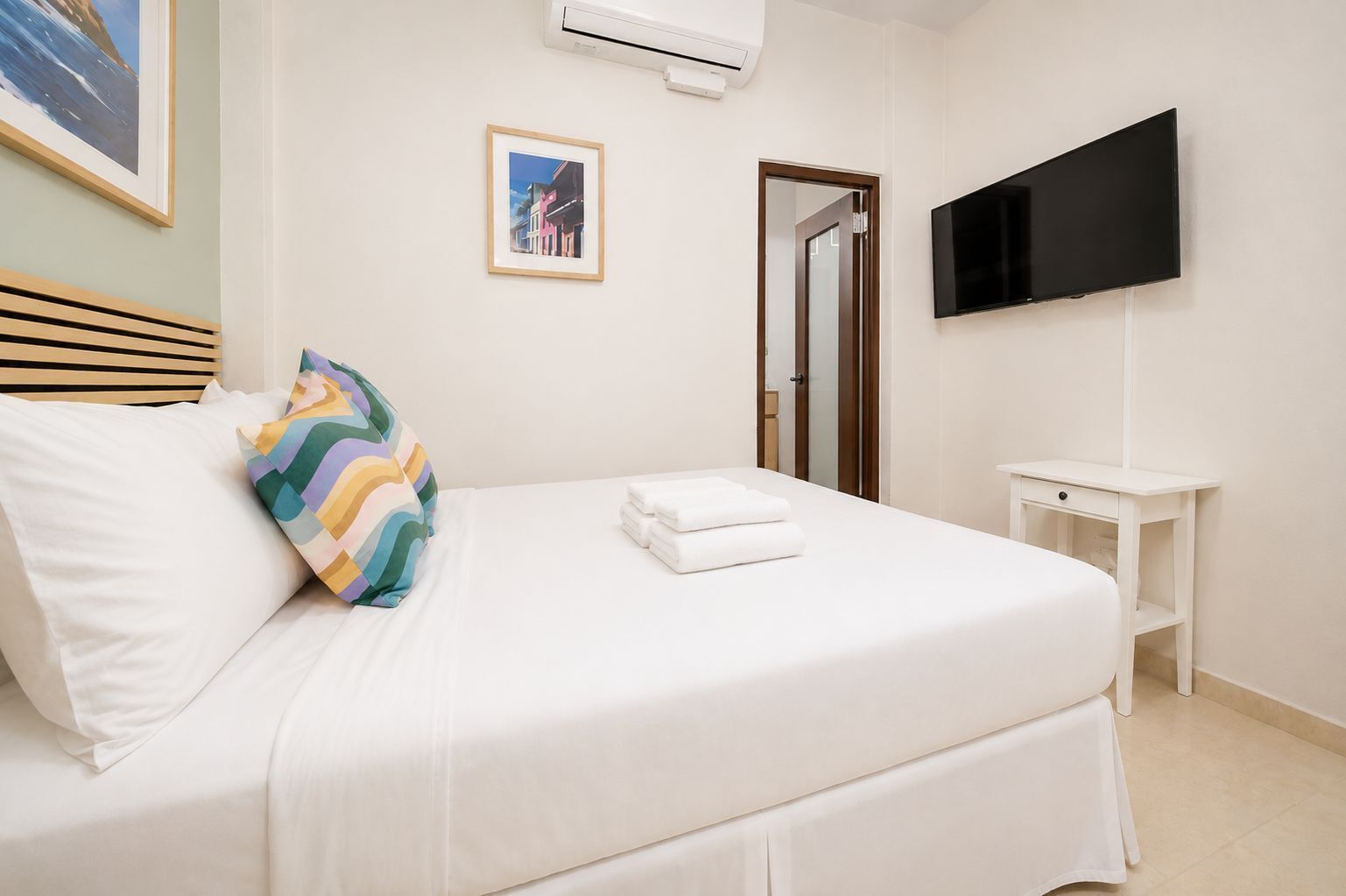 Tabla de planchar con plancha, cuna de viaje, wifi y ropa de cama