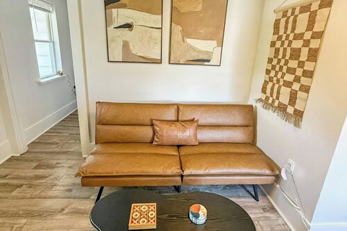 Beautiful Top Floor Unit in Downtown Woodstock!