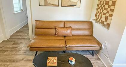 Beautiful Top Floor Unit in Downtown Woodstock!