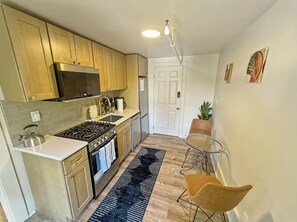 Private kitchen - Beautiful Top Floor Unit in Downtown Woodstock! (Woodstock)