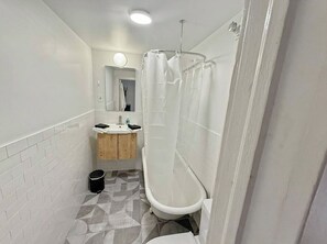 Hårtork, handdukar, tvål och toalettpapper