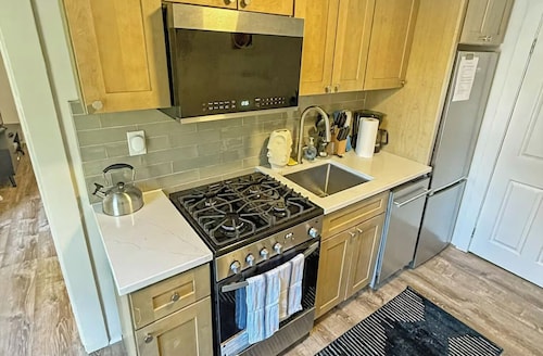 Beautiful Top Floor Unit in Downtown Woodstock!