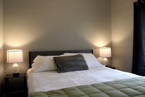 2 bedrooms, iron/ironing board, Internet, bed sheets - Private Home, Comfy, Quiet, Clean, Affordable! (Madison)