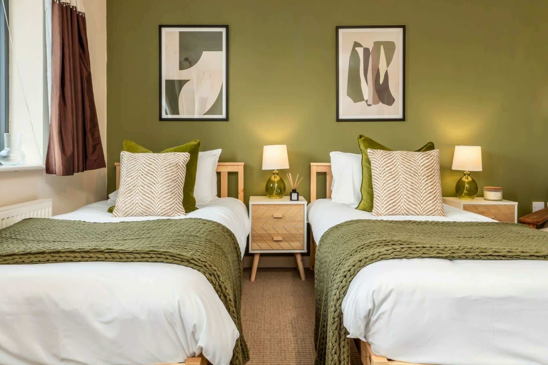 4 bedrooms, iron/ironing board, Internet, bed sheets