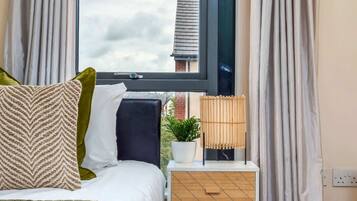 4 bedrooms, iron/ironing board, internet, bed sheets