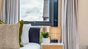4 slaapkamers, een strijkplank/strijkijzer, internet, beddengoed