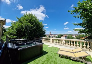 Outdoor spa tub - Vrbo Property (Villeneuve-sur-Lot)