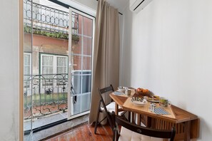 Dining - 'São Miguel Alfama' Apartment with Balcony, Wi-Fi and Air Conditioning (Lisbon)